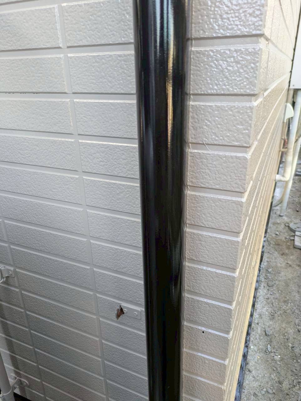 たて樋も艶のある黒色によみがえった